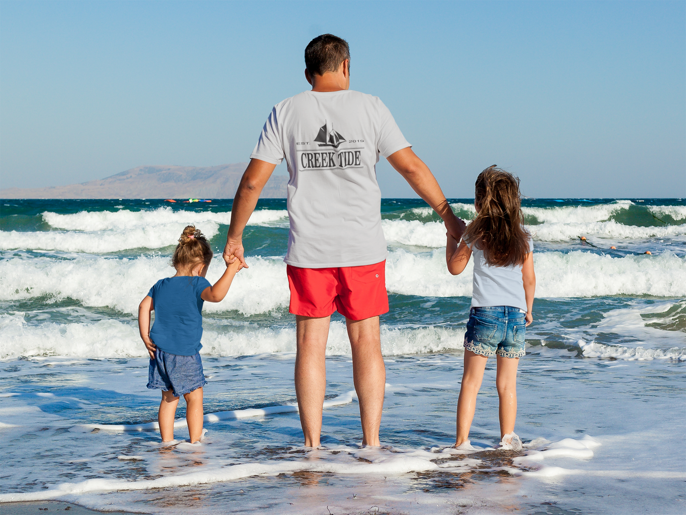 t shirt mockup of a father and his daughters looking at the beach 